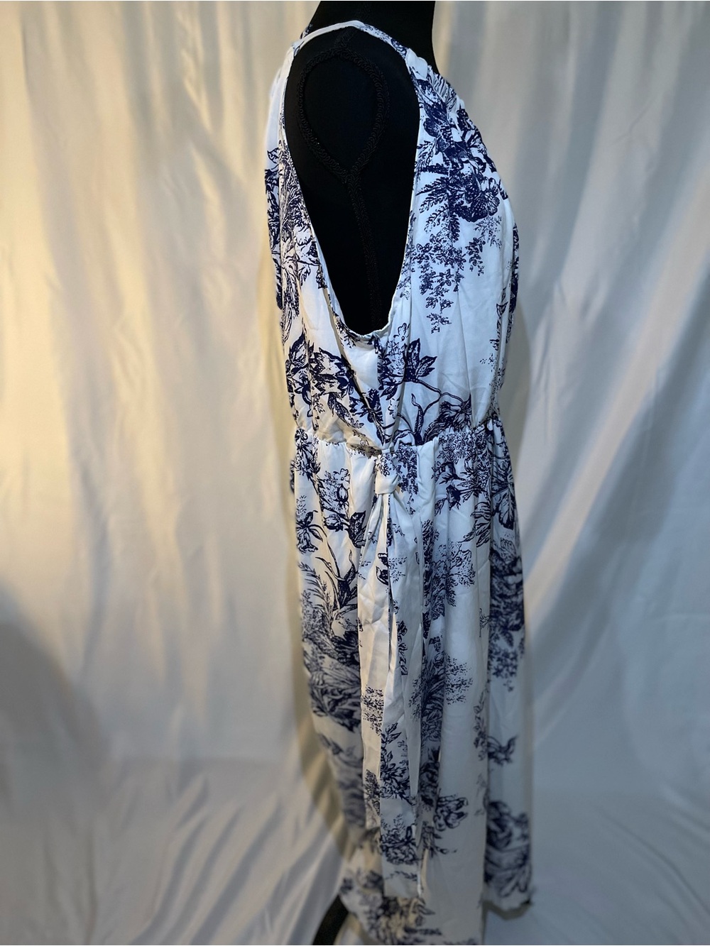 BloomChic White & Navy Floral Maxi Dress - Picture 4 of 12